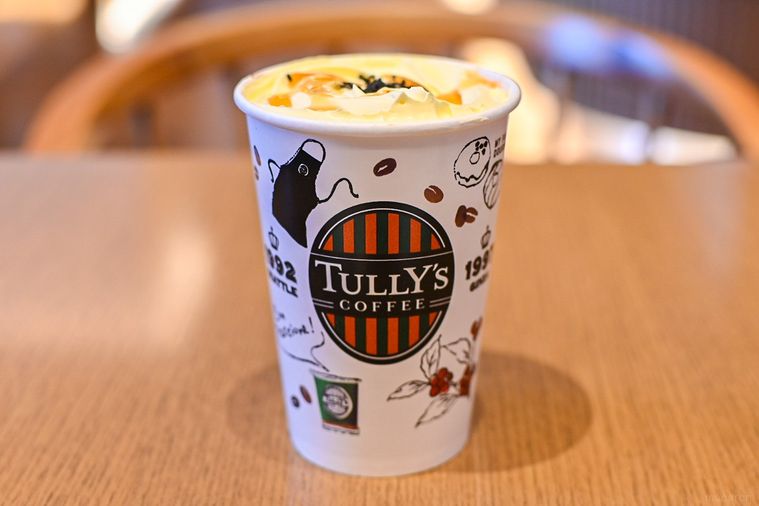 テーブルの上に置いてあるタリーズのトールサイズほっこりOIMOラテホット