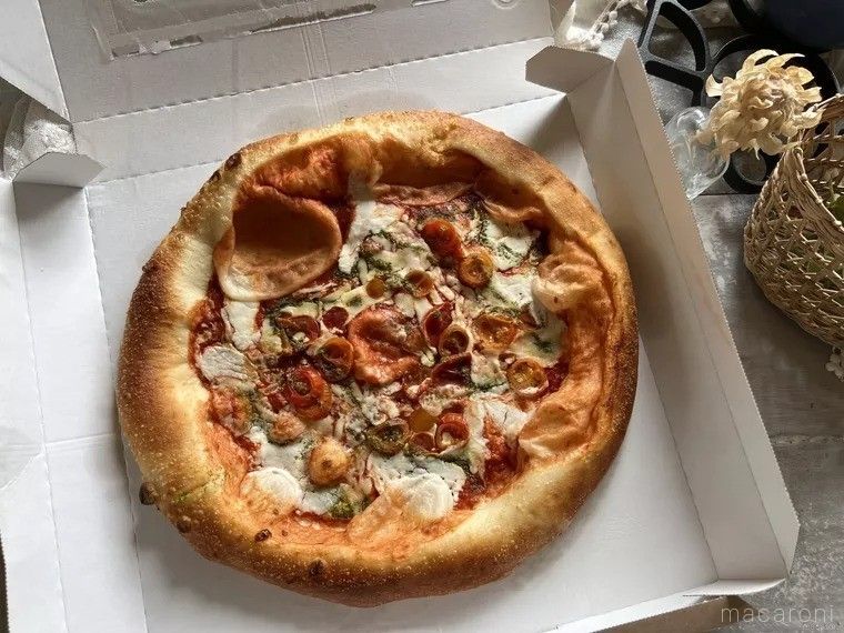 箱に入ったオーケーストアのチェリートマトのマルゲリータピザ