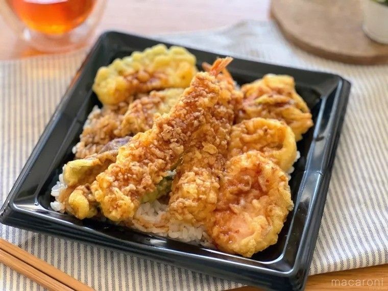 オーケーストアの具だくさん海老野菜天重とグラスに入ったお茶