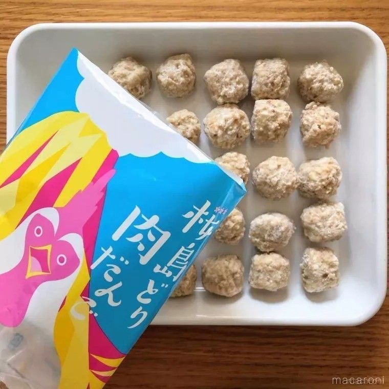 白いバッドに整然と並べられたオーケーストアの桜島どり肉だんご