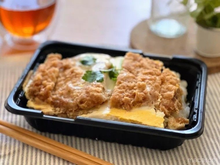 黒い容器に入ったオーケーストアのロースかつ重