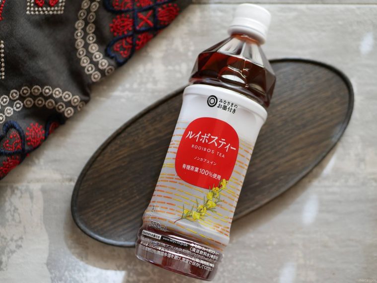 黒い木製盆にのった西友のルイボスティー