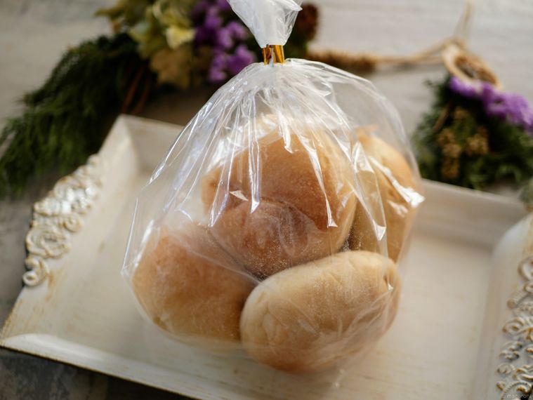 白いアンティーク調プレートにのった西友のパンド・ミ・ロール5個入り