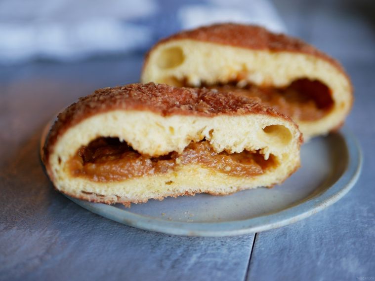 ライトブルーの小皿にのったハーフカットの西友カレーパン