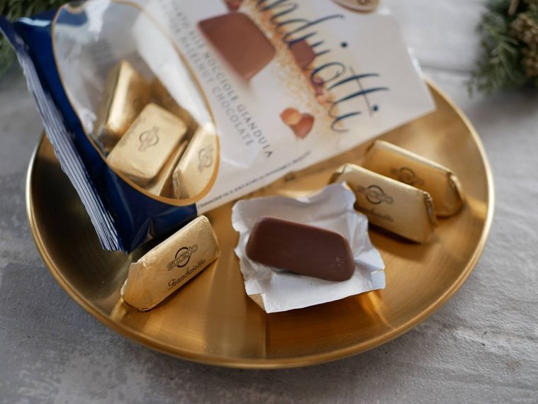 ソカードジャンドーヤの包み紙を開け、中身のチョコレートが見えている様子