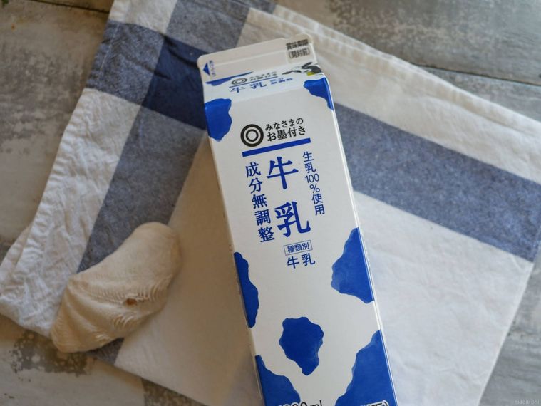 白と青のキッチンクロスにのった西友の牛乳