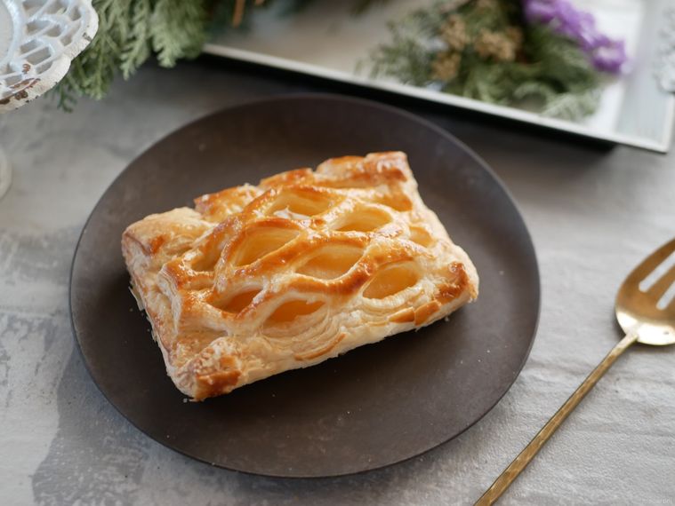 ダークブラウンの皿にのった西友のまるまるりんごパイ