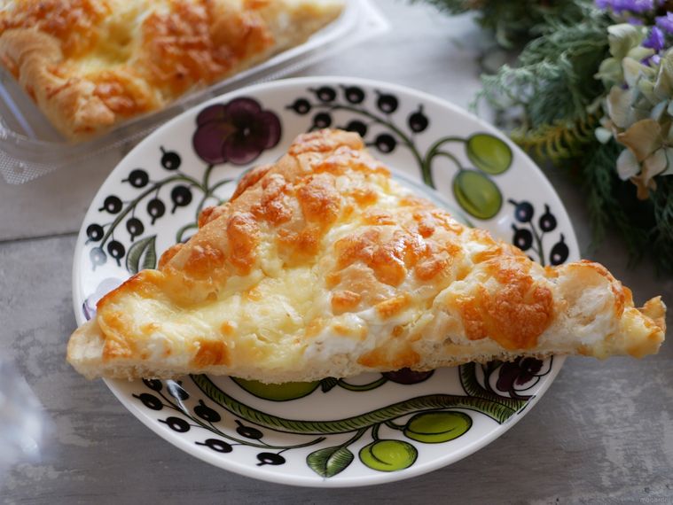 アラビアのパープルパラティッシプレート皿にのった西友のチーズファン