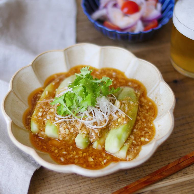 白色の花型の皿に盛られたよだれなすび