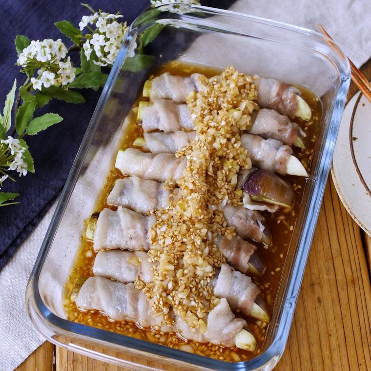 長方形のガラスの器に盛られた肉巻きなすのピリ辛香味だれ