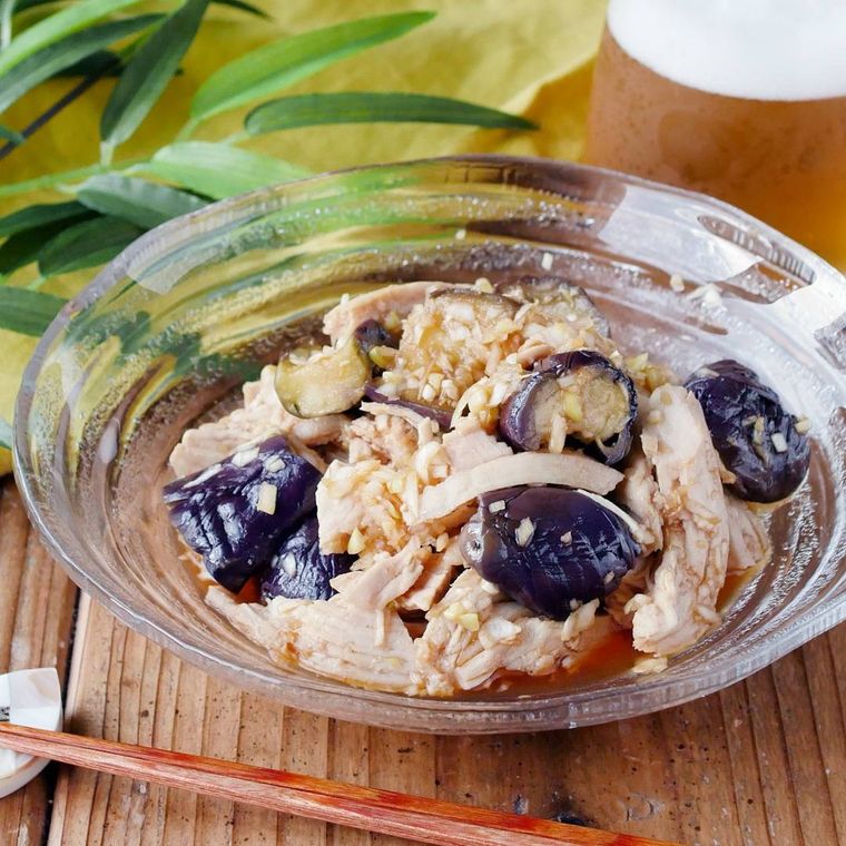 ガラスの器に盛られたなすと鶏むね肉のピリ辛香味だれ