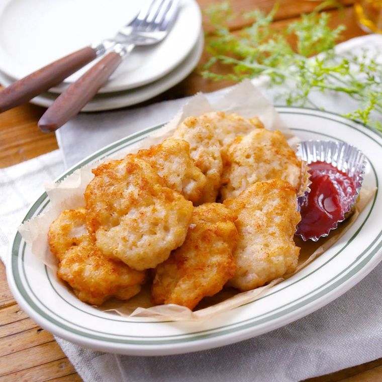 縁取りのある皿に盛りつけられた鶏むね肉のとろろナゲット