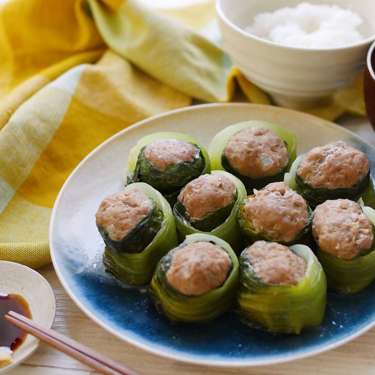 丸皿に盛り付けたチンゲン菜しゅうまい