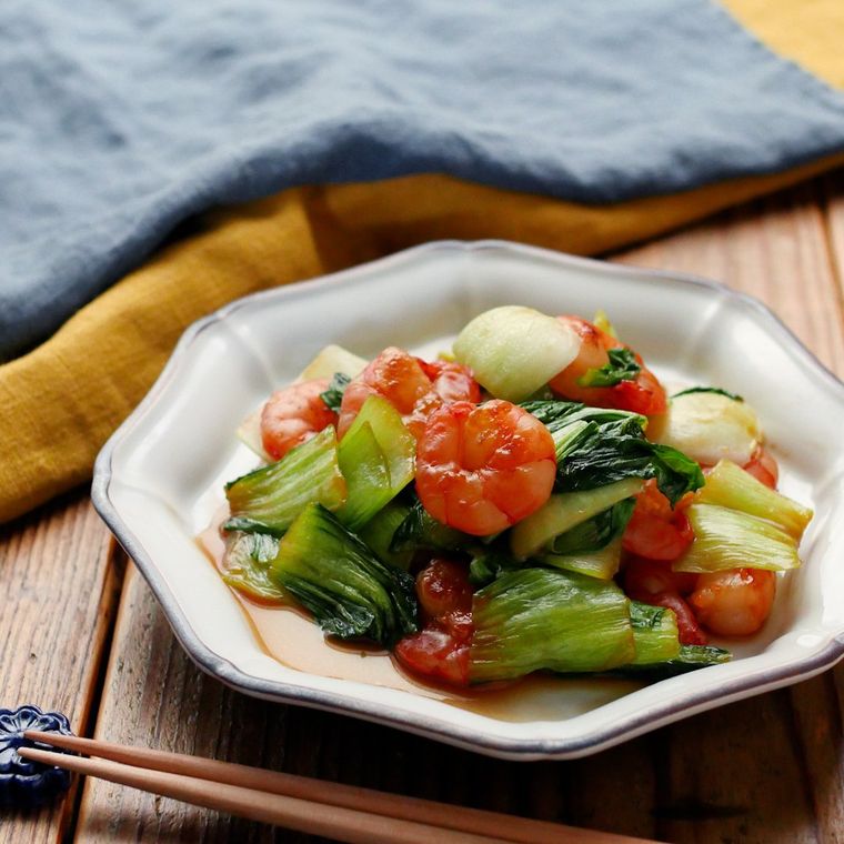 六角皿に盛り付けたえびとチンゲン菜の中華炒め