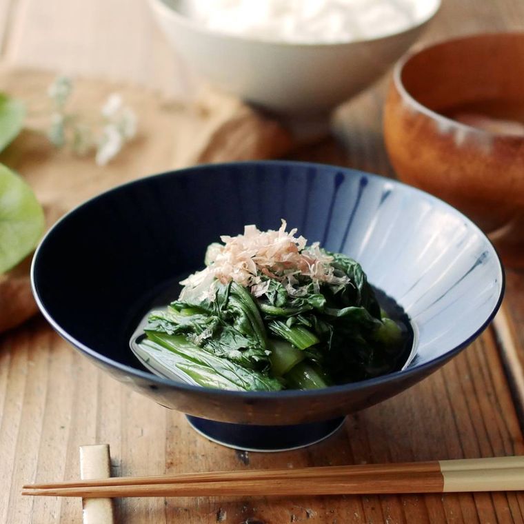 黒い皿に盛り付けたチンゲン菜のお浸し
