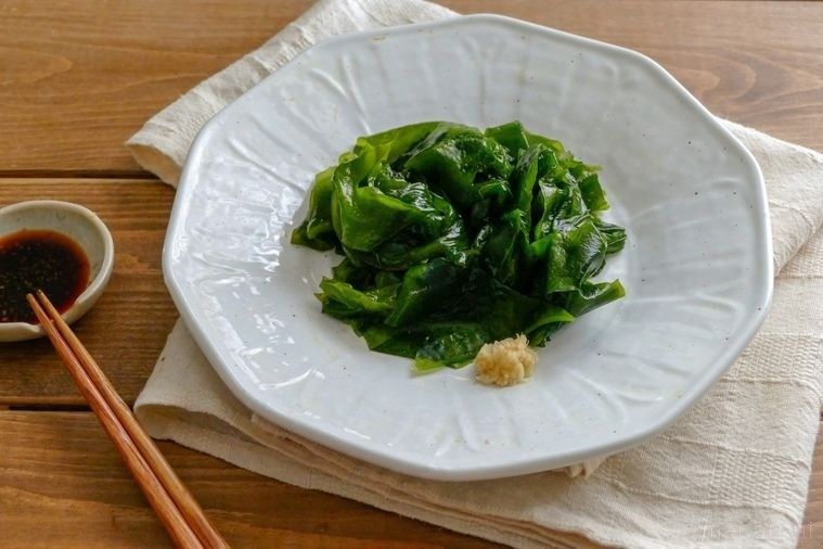 白色の洋皿に盛られた生わかめ