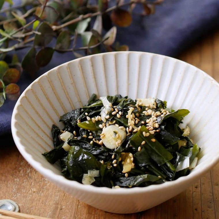 白色の深皿に盛られたわかめのごま油炒め