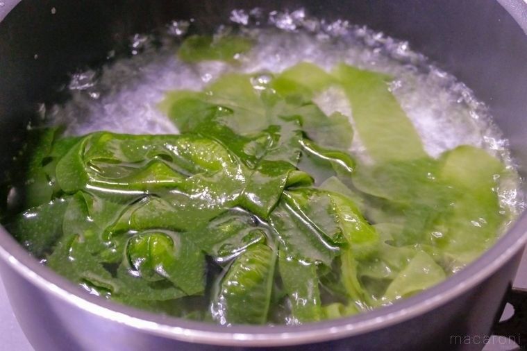 鍋で生わかめをゆでる様子