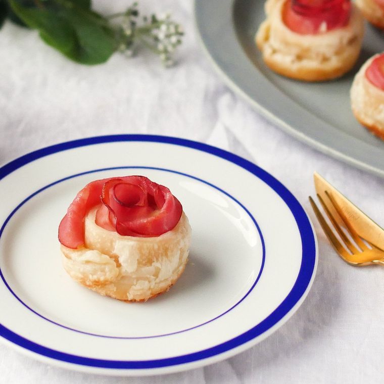 青いライン入りの丸皿に盛り付けたお花マフィン