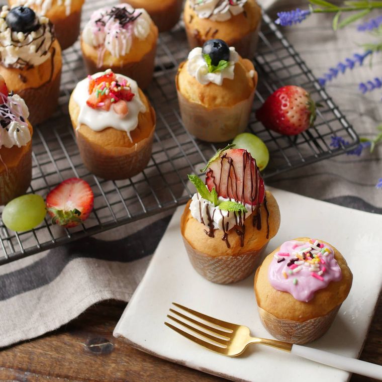 白い角皿やケーキクーラーにのせたカップケーキ