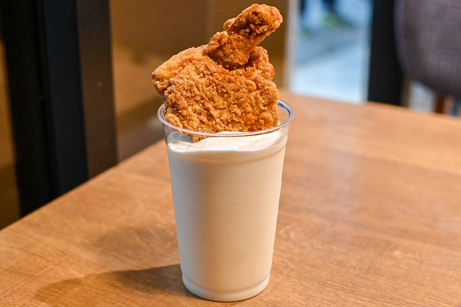 モスバーガーのシェイクとチキンは最高に合う!? 「嘘だ」「信じ