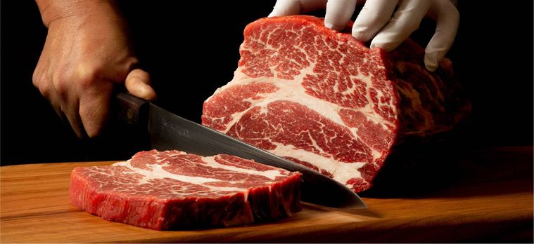 お肉を切っている手元