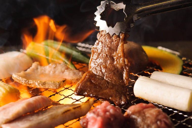 肉を焼いている様子