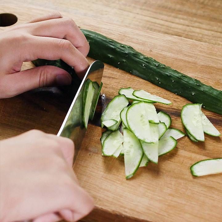 きゅうりを薄切りにしている