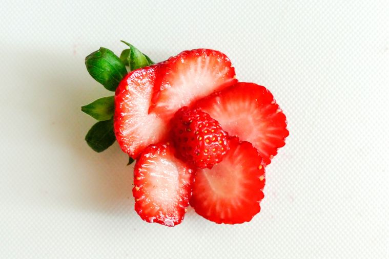 薄切りいちごを花弁のように重ねる様子