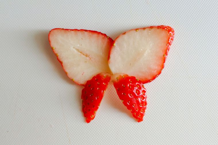 いちごの薄切りを並べて蝶のように盛り付けた様子