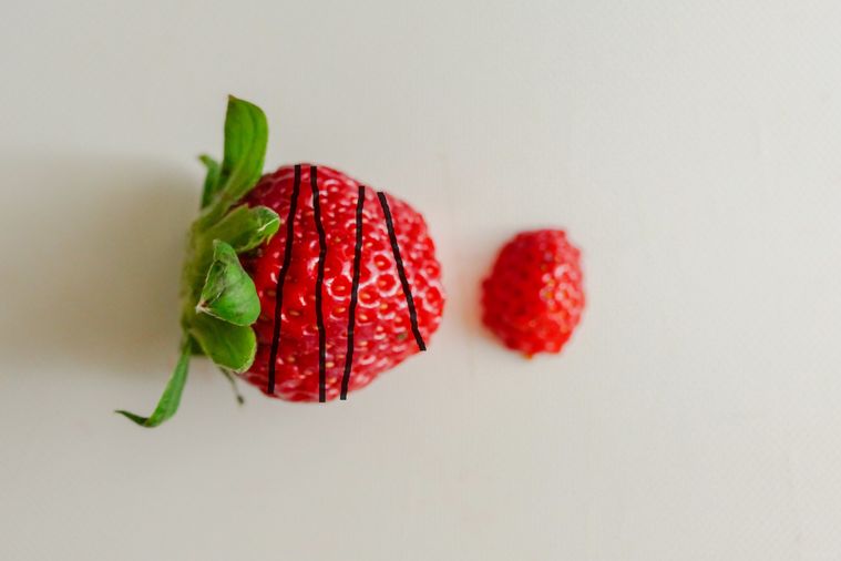 黒い線が引かれているいちご