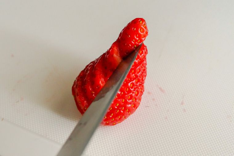 いちごの上部までV字の切り込みを入れる様子