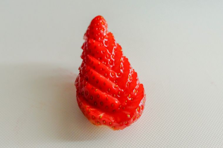 木の葉ように飾り切りをしたいちご