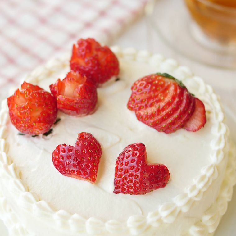 3種類の飾り切りいちごを盛り付けた白いケーキ
