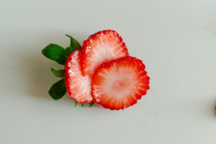 薄切りいちごを花びらのように重ねる様子