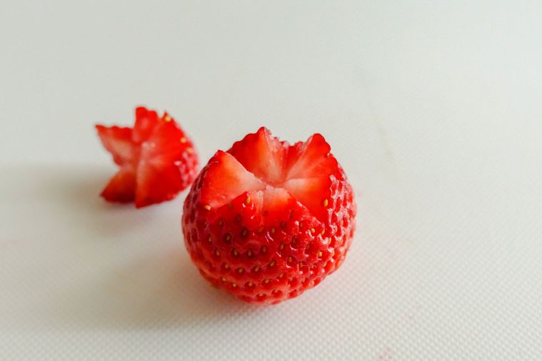 ジグザグな断面のいちご