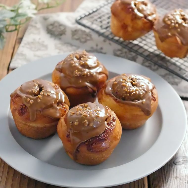 白い皿にのったプラリネコーヒーパン