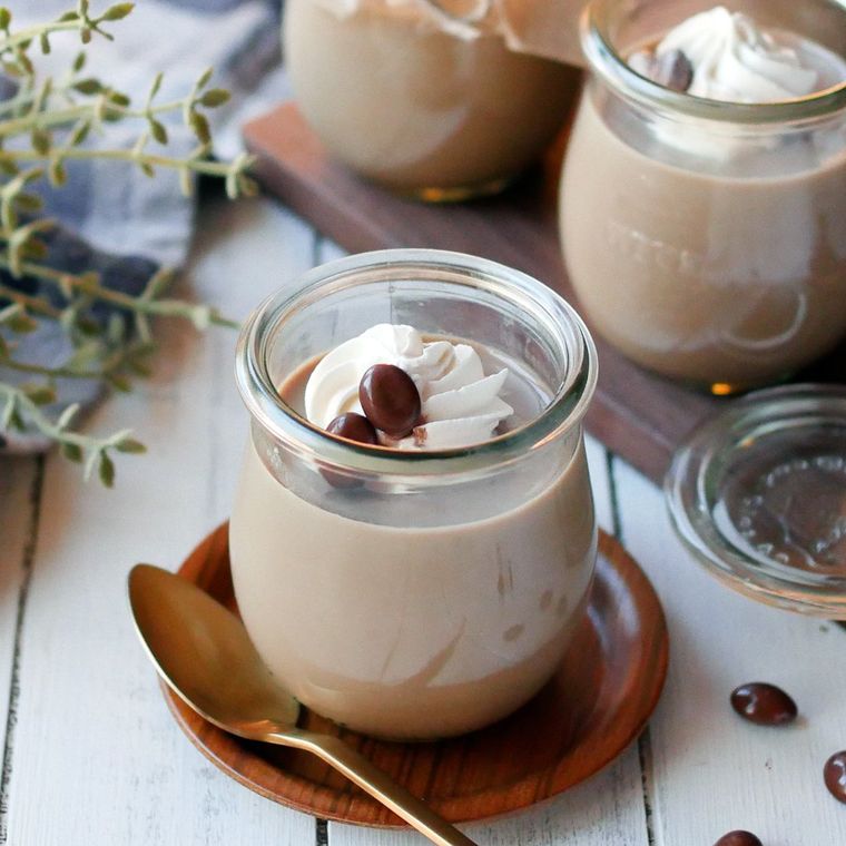 スプーンが添えられたコーヒー牛乳プリン
