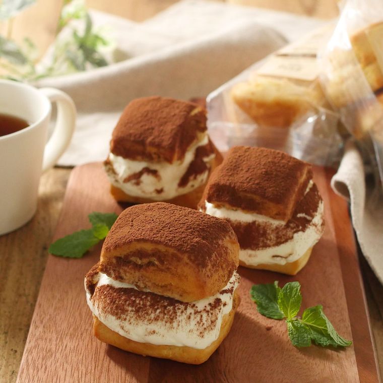 木製の板にのった3つのティラミス風ビスケットサンド