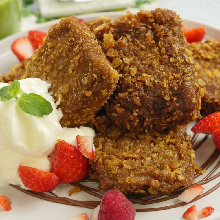 いちごとともに盛られた揚げコーヒーフレンチトースト