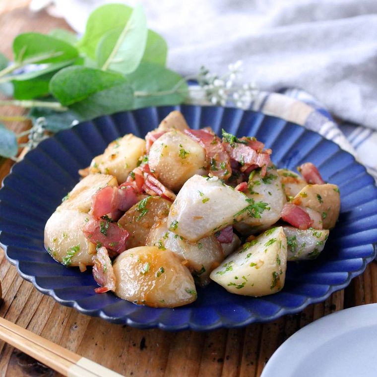 皿に盛られた里芋とベーコンのにんにくバター炒め