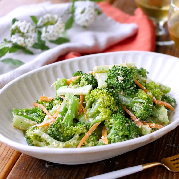 皿に盛られたブロッコリーのごまマヨ和え