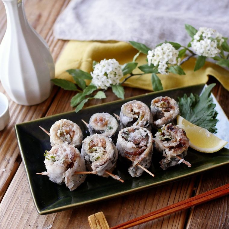 皿に盛られたいわしの梅しそ巻き揚げ