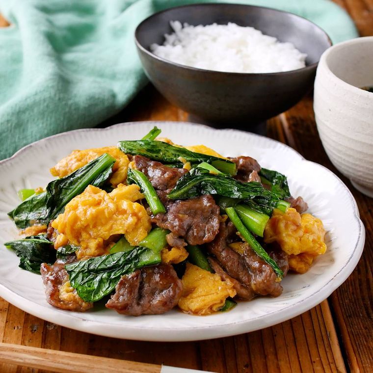 皿に盛られた小松菜と牛肉のオイスター炒め、茶碗に盛られたごはん