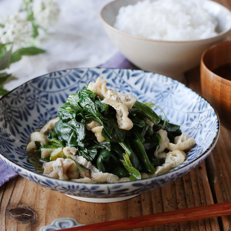 皿に盛られたほうれん草と油揚げの煮浸し