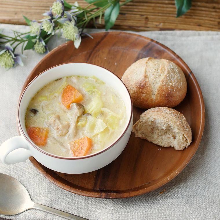 白いカップによそった春キャベツの和風シチュー