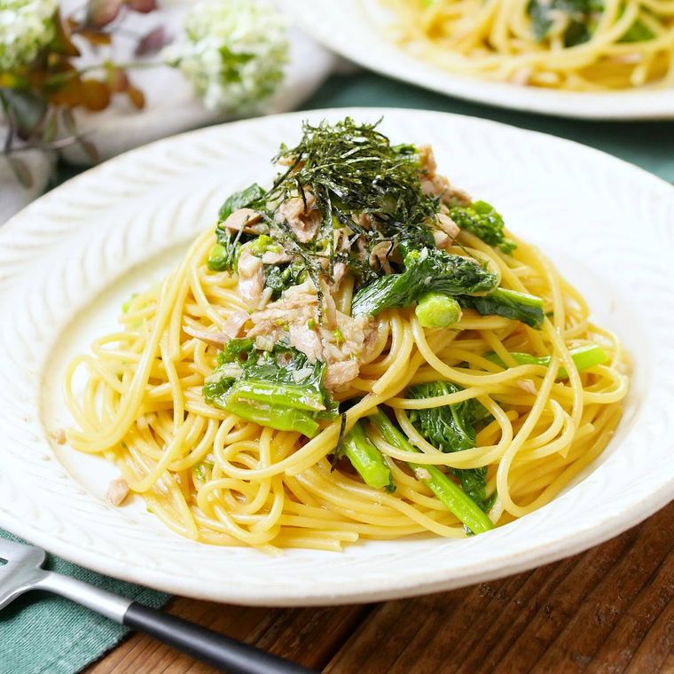 白い皿に盛られた菜の花とツナの和風パスタ