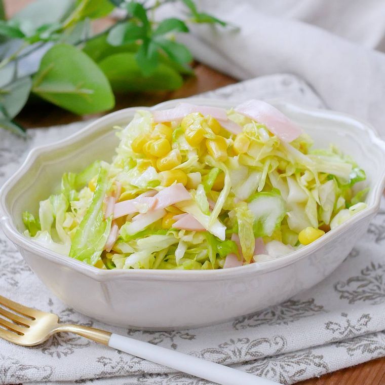 白い器に盛られた春キャベツのコールスロー