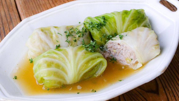 白い皿に盛られた春キャベツを使ったロールキャベツ