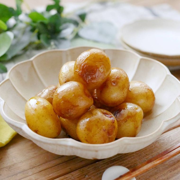 和食器に盛られた新じゃがいもの煮っころがし